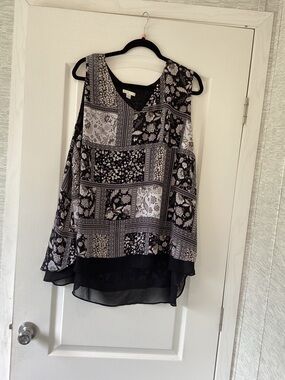 Cato Black & White Patchwork Floral Sleeveless blouse 26/28W EUC